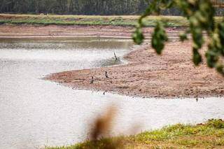 Na seca de setembro de 2020, barragem do Lageado tinha mais terra à vista onde antes só se via água (Foto: Henrique Kawaminami/Arquivo)