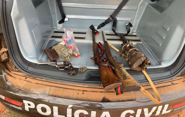 Ap&oacute;s se ferir, homem &eacute; preso com rev&oacute;lver e quatro espingardas