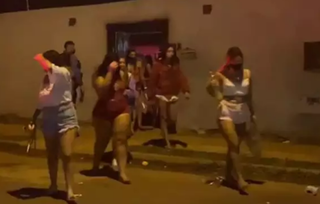 Mulheres saindo de festa clandestina com 350 pessoas em maio na Capital. (Foto: Direto das Ruas)