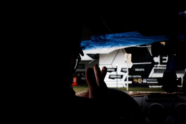 Motorista &eacute; cercado por 5 homens, tem carro atingido por tiro e atropela bandido