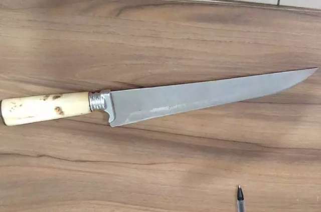 Idoso &eacute; baleado depois de tentar esfaquear policial e a vizinha 