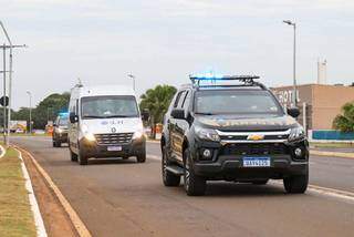 Vacinas que chegaram nesta manhã foram escoltadas por viaturas da Polícia Federal (Foto: Henrique Kawaminami)