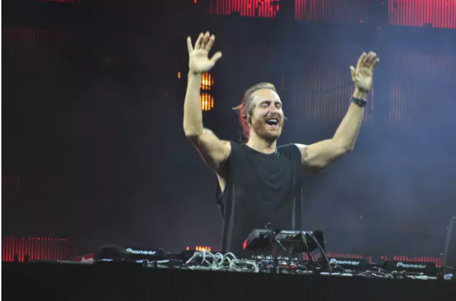 Show de Guetta rende pena a empres&aacute;rio por falsidade e copo atirado em promotor