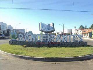 Monumento dá boas vindas ao município de Bandeirantes (Foto: Divulgação)