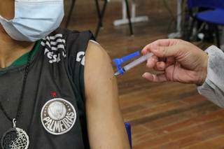 Profissional de saúde aplica vacina contra a covid-19 (Foto: Kísie Ainoã/Arquivo)