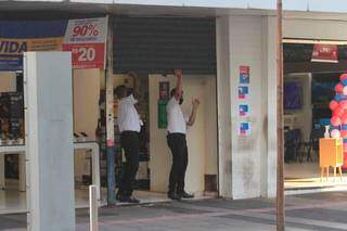 Funcionários abrem loja no Centro de Campo Grande; por decreto estadual, comércio da Capital deveriam estar fechado (Foto: Marcos Maluf/Arquivo)