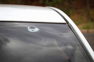 Bandido atirou no para-brisa do carro, mas bala não atravessou o vidro (Foto: Henrique Kawaminami)