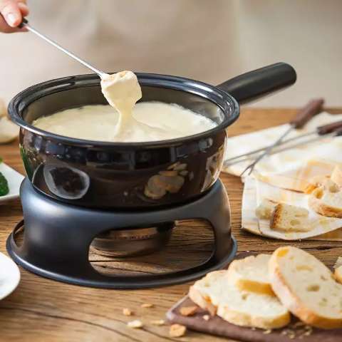 Na temporada do fondue, veja onde comer vers&otilde;es doces e salgadas