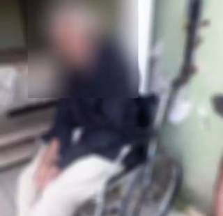 Idoso era mantido acorrentado pela cintura na cadeira de rodas. (Foto: RV News)