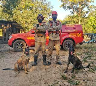 Os condutores das cadelas, o sargento Thiago Kalunga e o cabo Medeiros, junto delas. (Foto: Divulgação/Corpo de Bombeiro)