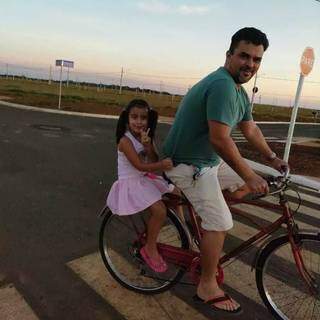 Hoje, ele usa a bicicleta por hobby com a filha Helena Valentina na garupa. (Foto: Arquivo Pessoal)