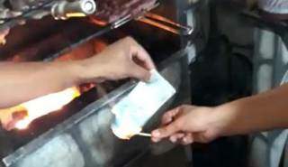 Acusados queimam nota de R$ 100 em frente à churrasqueira. (Foto: Reprodução processo)