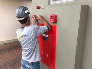 Instalação do sistema de alarme de incêndio. (Foto: Divulgação)