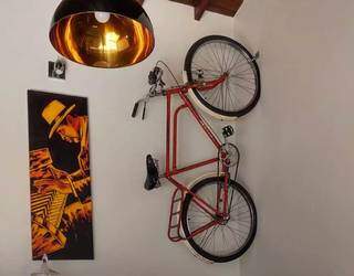 Na casa de Márcio Costa, bicicleta foi parar na parede para decoração. (Foto: Arquivo Pessoal)