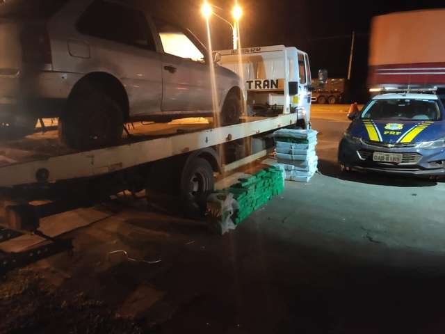 Motorista e passageiro abandonam carro com 355 kg de maconha e fogem