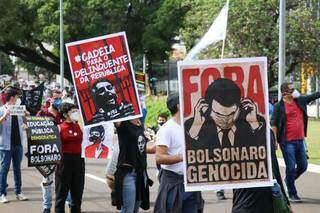 Cartazes e palavras de ordem marcharam junto com manifestantes pela saída de Jair Bolsonaro. (Foto: Henrique Kawaminami)