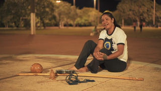 Michele de Souza é professora de capoeira nas Moreninhas e participa do documentário. (Foto: Reprodução Youtube)