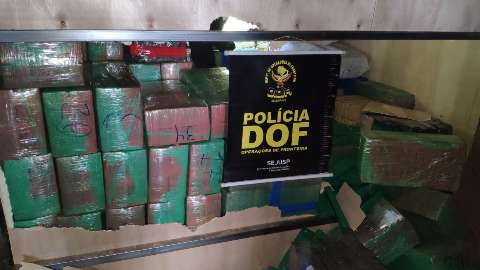 Em bloqueio na MS-289, pol&iacute;cia flagra caminh&atilde;o com 3 toneladas de maconha