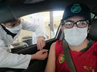 Servidor público federal Marcelo Cunha é vacinado depois de oito horas de espera (Foto: Divulgação)