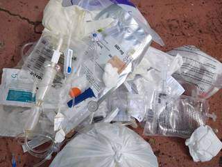 Lixo hospitalar descartado de forma irregular na calçada da rua (Foto: Direto das Ruas)