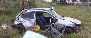 Veículo dirigido pela vítima ficou destruído, Johnatan foi arremessado com o impacto do acidente. (Foto: Cenário MS)