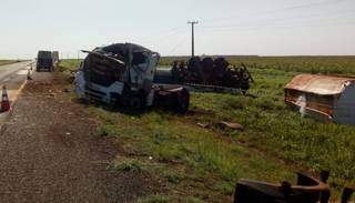 Carreta bitrem tombada e destruída às margens da rodovia BR-060. (Foto: O Correio News)