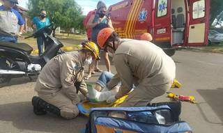 Bombeiros socorrendo vítima de acidente em Amambai (Foto: A Gazeta News)
