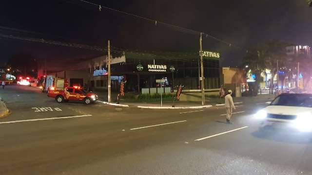 Churrascaria incendiada n&atilde;o teve pr&eacute;dio comprometido e deve reabrir na ter&ccedil;a