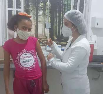 Laine é uma das primeiras adolescentes com comorbidades a ser vacinada em MS