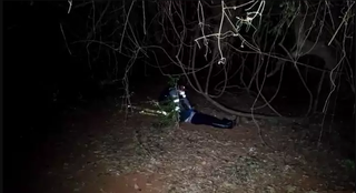 Corpo da mulher foi encontrado horas depois em um matagal. (Foto: Adilson Domingos)