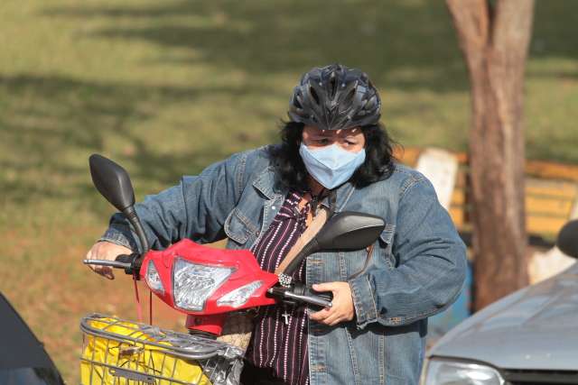 Para garantir vacina, Luciara encara frio e fila de drive em bicicleta el&eacute;trica