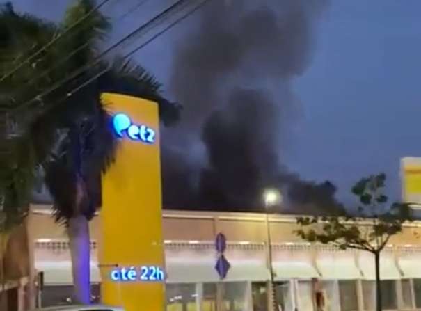 V&iacute;deos mostram espanto de quem passava e viu churrascaria pegar fogo 