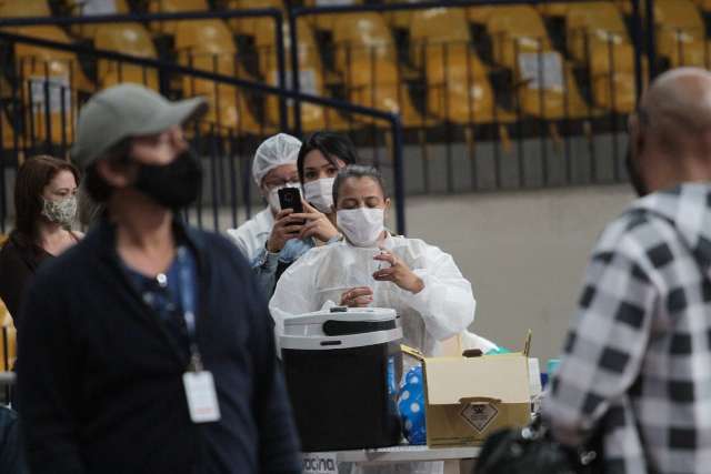 Na fila contra covid, lembran&ccedil;as de dores vividas antes da esperada 1&ordf; dose