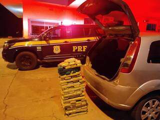 Dois s&atilde;o presos traficando maconha em compartimento escondido de carro