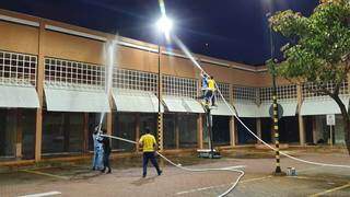 Funcionários da loja ao lado ajudaram a apagar o fogo jogando água no telhado. (Foto: Clayton Neves)