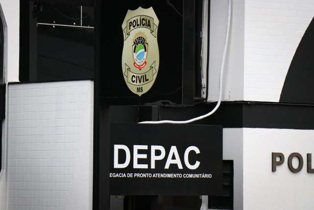 Dona de bar &eacute; chamada de &ldquo;preta fedida&rdquo; e apanha de clientes