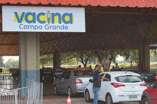 Funcionário orienta motoristas na entrada do drive-thru (Foto: Marcos Maluf)