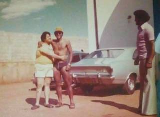Foto postada por Irineu que mostra Vitorino ao lado de algum atleta na década de 70 (Foto: Arquivo pessoal)