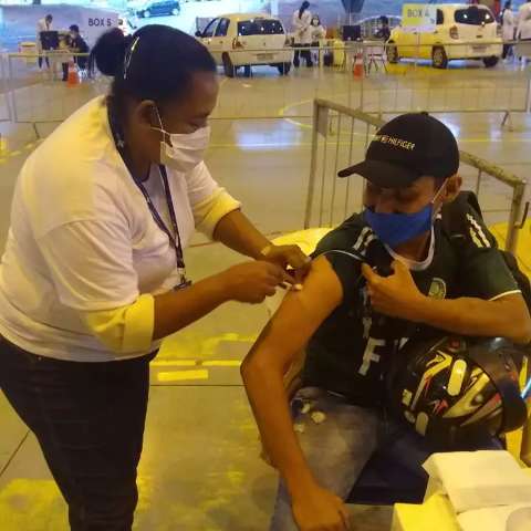 Horas ap&oacute;s perder filho para covid, Sandra volta a vacinar por respeito &agrave; vida