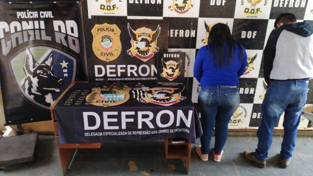 Mulher e genro ostentavam armas para intimidar vizinhos de &ldquo;boca&rdquo; de coca&iacute;na