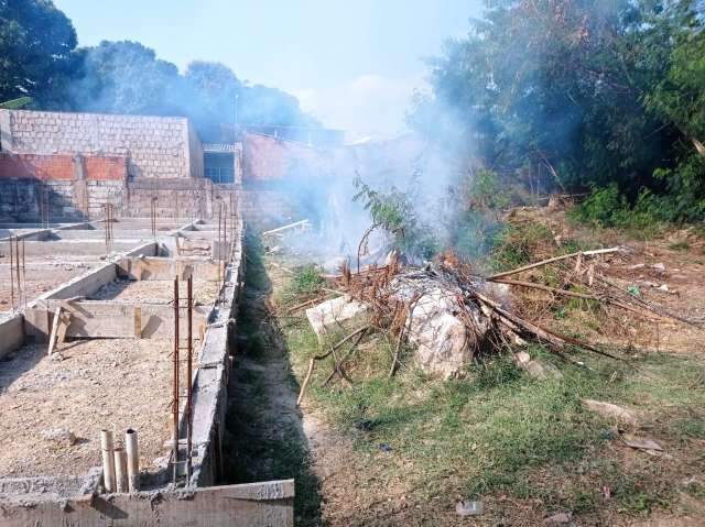 Morador &eacute; multado em R$ 5 mil por atear fogo em lixo de terreno