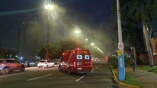 Ambulância do Corpo de Bombeiros em trecho da Avenida Afonso Pena onde fumaça tomou conta de restaurante após incêndio (Foto: Clayton Neves)