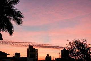 Campo Grande amanheceu com sol entre nuvens e 17ºC (Foto: Henrique Kawaminami)