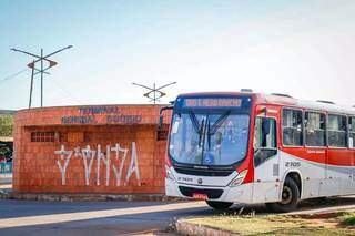 Um dos meios de transporte mais utilizados pelos campo-grandenses, ônibus sai de terminal na Capital (Foto: Arquivo)