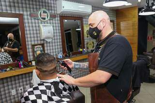 Do curso para a prática, Ivan tem levado a desconstrução do machismo para o ofício de barbeiro. (Foto: Paulo Francis)