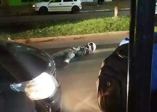 Assaltante caído no meio da rua após ser baleado por policial. (Foto: Direto das Ruas) 