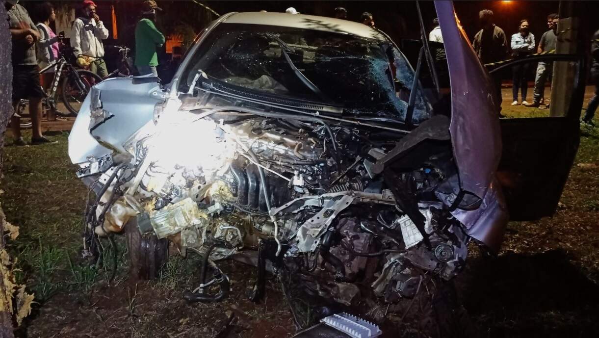 Frente do carro ficou destruída após o acidente, que aconteceu na noite de sábado (Foto: Rio Brilhante em Tempo Real)