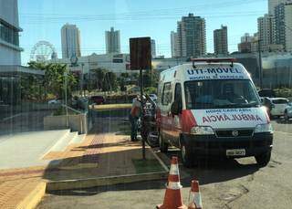Ambulância de Maracaju em frente a condomínio. (Foto: Processo judicial)
