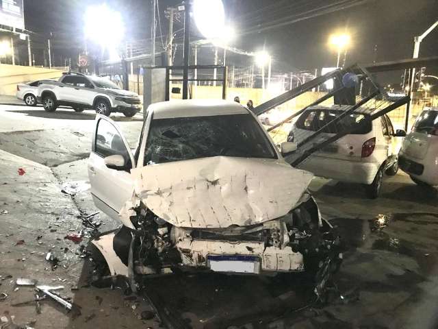 Motorista avan&ccedil;a por rotat&oacute;ria, destr&oacute;i port&atilde;o e bate em 3 ve&iacute;culos de loja