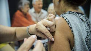 Mulher recebe vacina contra gripe. (Foto: Agência Brasil)